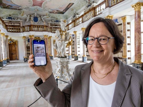 Dr. Henriette Holz bei der Vorstellung der neuen Museums-App in der historischen Bibliothek des Klosters Ottobeuren.